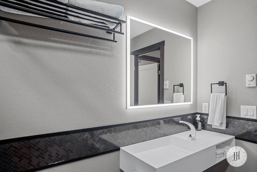 Holiday home Modern Luxurious Bidet Lighted Mirror